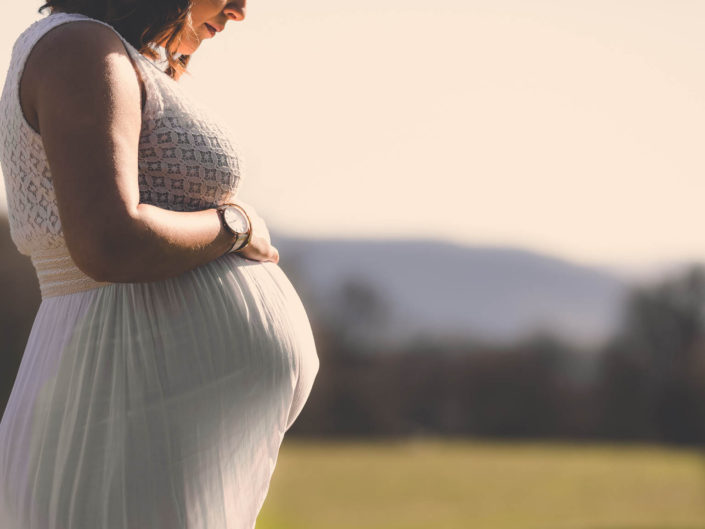 Photographe maternité grossesse – photos futures mamans, futurs parents - Haute-Savoie - Annecy - Minzier - Genève - photos en studio à Minzier près de Frangy - Val des usses - Viry - Valleiry - Lac Léman - Thonon les bains - Evian les bains - Photographe de Haute-Savoie, Annecy