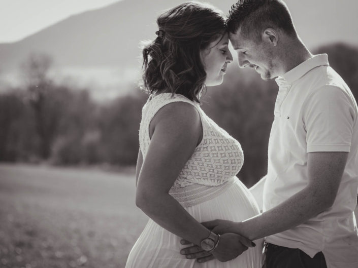 Photographe maternité grossesse – photos futures mamans, futurs parents - Haute-Savoie - Annecy - Minzier - Genève - photos en studio à Minzier près de Frangy - Val des usses - Viry - Valleiry - Lac Léman - Thonon les bains - Evian les bains - Photographe de Haute-Savoie, Annecy