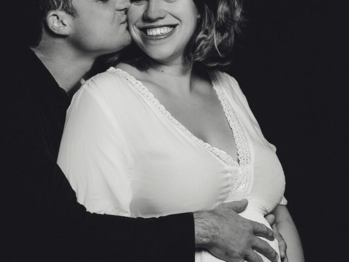 Photographe maternité grossesse - photos futures mamans et futurs parents - Haute-Savoie - Annecy - Minzier - Genève - photos en studio à Minzier près de Frangy - Val des usses - Viry - Valleiry - Lac Léman - Thonon les bains - Evian les bains - Photographe de Haute-Savoie, Annecy