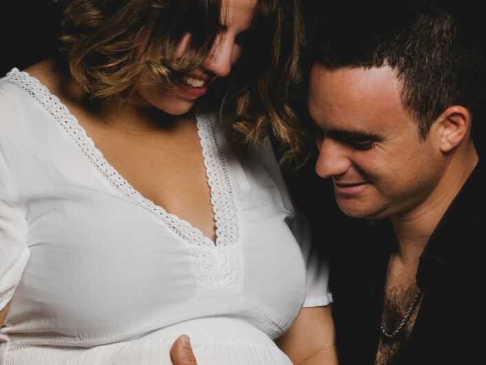 Photographe maternité grossesse - photos futures mamans et futurs parents - Haute-Savoie - Annecy - Minzier - Genève - photos en studio à Minzier près de Frangy - Val des usses - Viry - Valleiry - Lac Léman - Thonon les bains - Evian les bains - Photographe de Haute-Savoie, Annecy