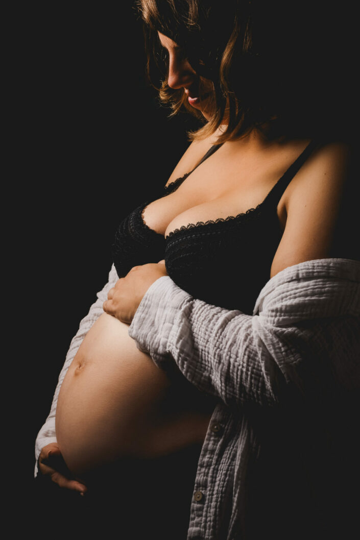 Photographe maternité grossesse - photos futures mamans et futurs parents - Haute-Savoie - Annecy - Minzier - Genève - photos en studio à Minzier près de Frangy - Val des usses - Viry - Valleiry - Lac Léman - Thonon les bains - Evian les bains - Photographe de Haute-Savoie, Annecy