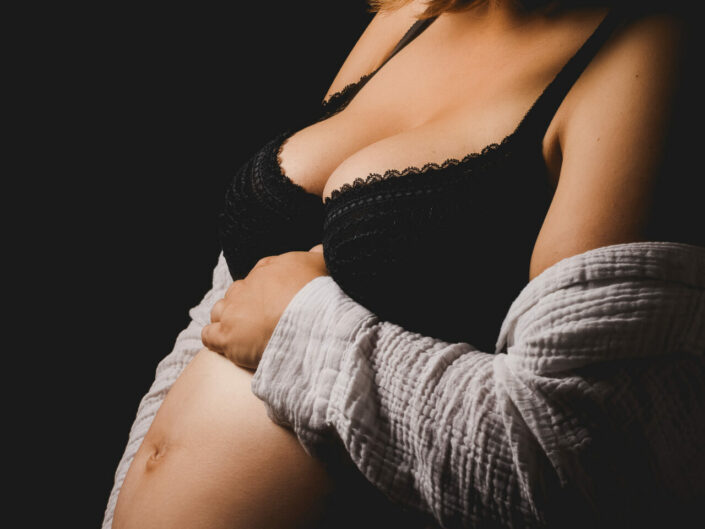 Photographe maternité grossesse - photos futures mamans et futurs parents - Haute-Savoie - Annecy - Minzier - Genève - photos en studio à Minzier près de Frangy - Val des usses - Viry - Valleiry - Lac Léman - Thonon les bains - Evian les bains - Photographe de Haute-Savoie, Annecy