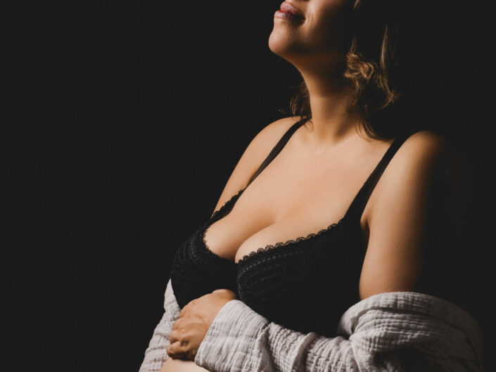 Photographe maternité grossesse - photos futures mamans et futurs parents - Haute-Savoie - Annecy - Minzier - Genève - photos en studio à Minzier près de Frangy - Val des usses - Viry - Valleiry - Lac Léman - Thonon les bains - Evian les bains - Photographe de Haute-Savoie, Annecy