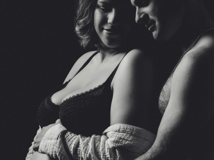 Photographe maternité grossesse - photos futures mamans et futurs parents - Haute-Savoie - Annecy - Minzier - Genève - photos en studio à Minzier près de Frangy - Val des usses - Viry - Valleiry - Lac Léman - Thonon les bains - Evian les bains - Photographe de Haute-Savoie, Annecy