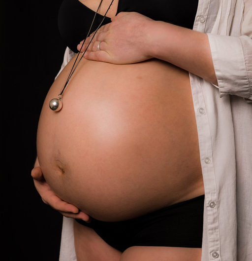 Photographe maternité grossesse – photos futures mamans, futurs parents - Haute-Savoie - Annecy - Minzier - Genève - photos en studio à Minzier près de Frangy - Val des usses - Viry - Valleiry - Lac Léman - Thonon les bains - Evian les bains - Photographe de Haute-Savoie, Annecy