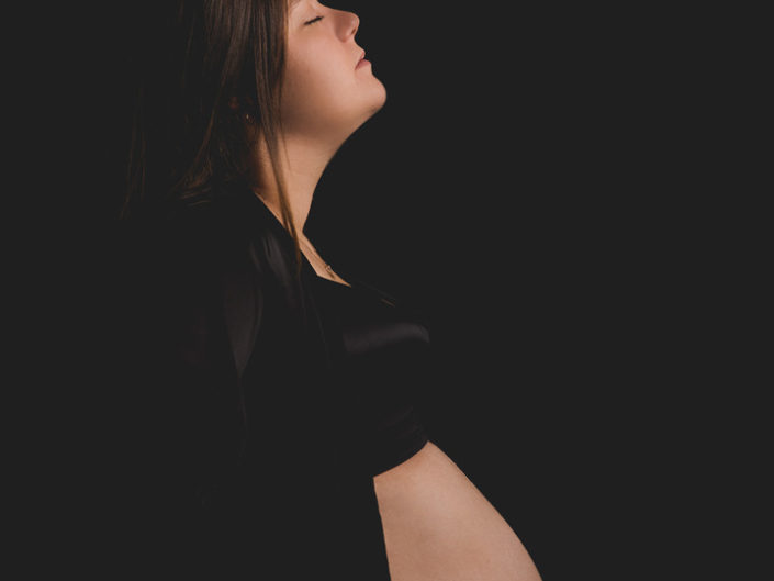 Photographe maternité grossesse – photos futures mamans, futurs parents - Haute-Savoie - Annecy - Minzier - Genève - photos en studio à Minzier près de Frangy - Val des usses - Viry - Valleiry - Lac Léman - Thonon les bains - Evian les bains - Photographe de Haute-Savoie, Annecy