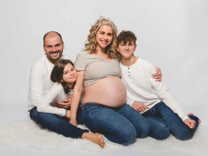 Photographe maternité grossesse – photos futures mamans, futurs parents - Haute-Savoie - Annecy - Minzier - Genève - photos en studio à Minzier près de Frangy - Val des usses - Viry - Valleiry - Lac Léman - Thonon les bains - Evian les bains - Photographe de Haute-Savoie, Annecy