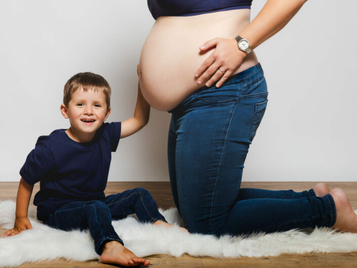 Photographe maternité grossesse - photos futures mamans et futurs parents - Haute-Savoie - Annecy - Minzier - Genève - photos en studio à Minzier près de Frangy - Val des usses - Viry - Valleiry - Lac Léman - Thonon les bains - Evian les bains - Photographe de Haute-Savoie, Annecy