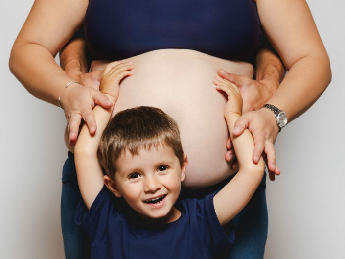 Photographe maternité grossesse - photos futures mamans et futurs parents - Haute-Savoie - Annecy - Minzier - Genève - photos en studio à Minzier près de Frangy - Val des usses - Viry - Valleiry - Lac Léman - Thonon les bains - Evian les bains - Photographe de Haute-Savoie, Annecy