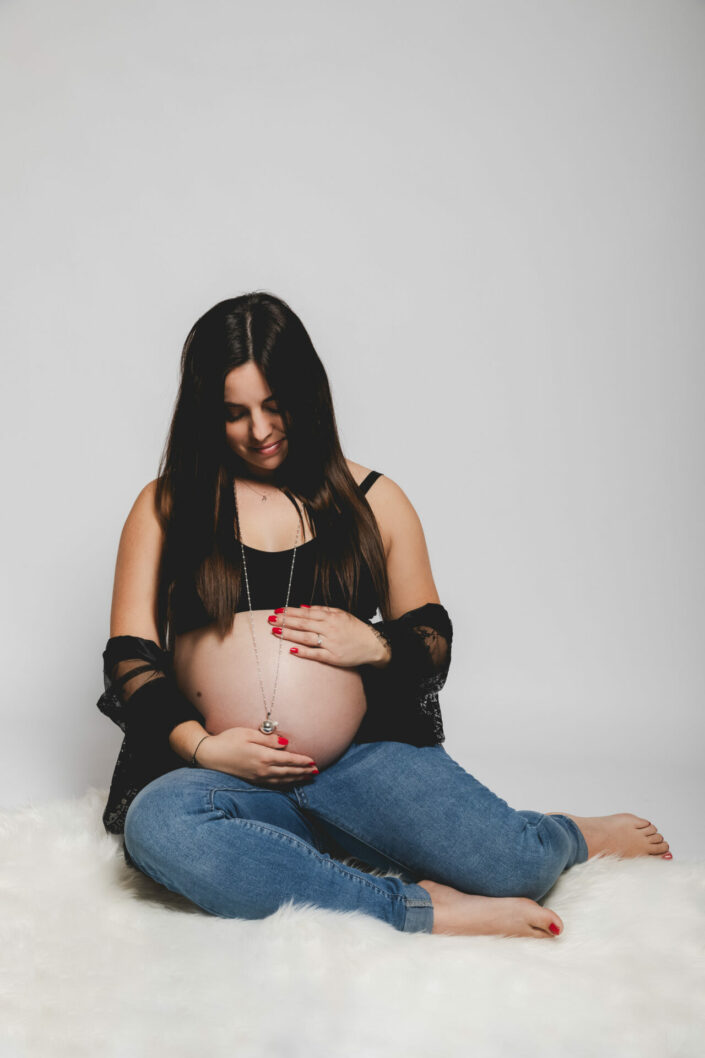 Photographe de grossesse et de naissance maternité - Haute-Savoie - Annecy - Minzier - Genève - photos en studio à Minzier près de Frangy - Val des Usses - Viry - Valleiry - Lac Léman - Thonon les bains - Evian les bains - Photographe de Haute-Savoie, Annecy Photographe maternité -