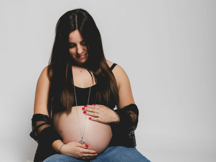 PPhotographe maternité grossesse - photos futures mamans et futurs parents - Haute-Savoie - Annecy - Minzier - Genève - photos en studio à Minzier près de Frangy - Val des usses - Viry - Valleiry - Lac Léman - Thonon les bains - Evian les bains - Photographe de Haute-Savoie, Annecy