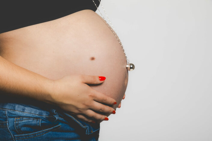 Photographe de grossesse et de naissance maternité - Haute-Savoie - Annecy - Minzier - Genève - photos en studio à Minzier près de Frangy - Val des Usses - Viry - Valleiry - Lac Léman - Thonon les bains - Evian les bains - Photographe de Haute-Savoie, Annecy Photographe maternité -