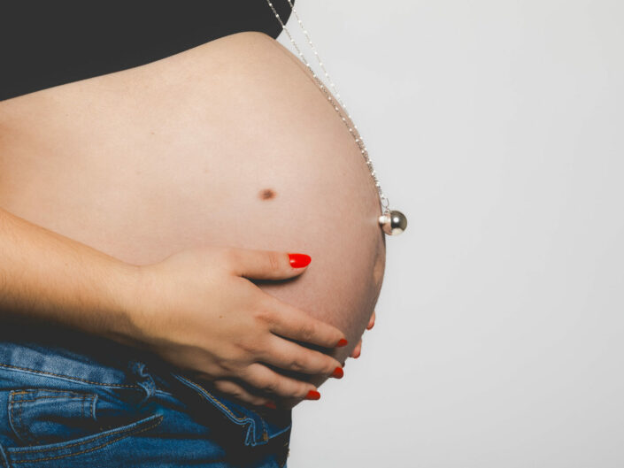 Photographe maternité grossesse - photos futures mamans et futurs parents - Haute-Savoie - Annecy - Minzier - Genève - photos en studio à Minzier près de Frangy - Val des usses - Viry - Valleiry - Lac Léman - Thonon les bains - Evian les bains - Photographe de Haute-Savoie, Annecy