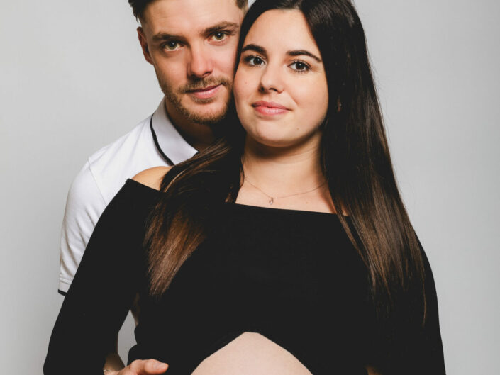 Photographe maternité grossesse - photos futures mamans et futurs parents - Haute-Savoie - Annecy - Minzier - Genève - photos en studio à Minzier près de Frangy - Val des usses - Viry - Valleiry - Lac Léman - Thonon les bains - Evian les bains - Photographe de Haute-Savoie, Annecy