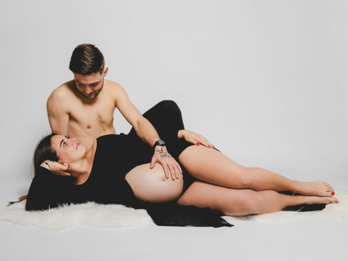 Photographe maternité grossesse - photos futures mamans et futurs parents - Haute-Savoie - Annecy - Minzier - Genève - photos en studio à Minzier près de Frangy - Val des usses - Viry - Valleiry - Lac Léman - Thonon les bains - Evian les bains - Photographe de Haute-Savoie, Annecy