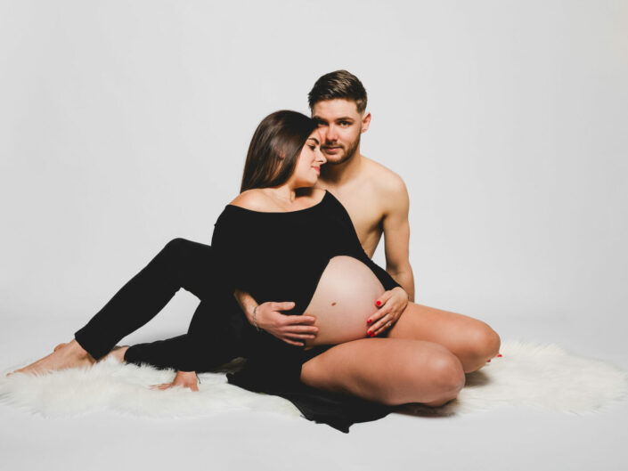 Photographe maternité grossesse - photos futures mamans et futurs parents - Haute-Savoie - Annecy - Minzier - Genève - photos en studio à Minzier près de Frangy - Val des usses - Viry - Valleiry - Lac Léman - Thonon les bains - Evian les bains - Photographe de Haute-Savoie, Annecy