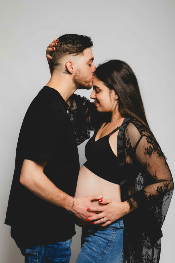 Photographe de grossesse et de naissance maternité - Haute-Savoie - Annecy - Minzier - Genève - photos en studio à Minzier près de Frangy - Val des Usses - Viry - Valleiry - Lac Léman - Thonon les bains - Evian les bains - Photographe de Haute-Savoie, Annecy Photographe maternité -