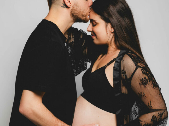 Photographe maternité grossesse - photos futures mamans et futurs parents - Haute-Savoie - Annecy - Minzier - Genève - photos en studio à Minzier près de Frangy - Val des usses - Viry - Valleiry - Lac Léman - Thonon les bains - Evian les bains - Photographe de Haute-Savoie, Annecy