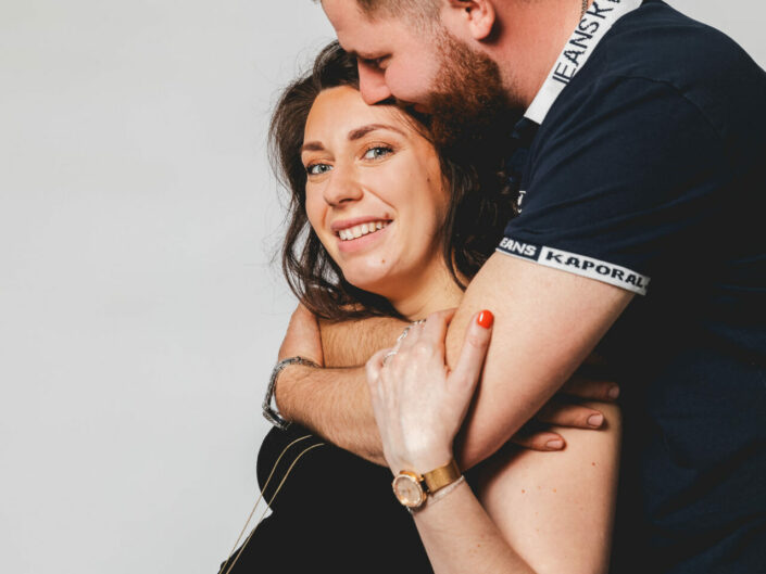 Photographe maternité grossesse - photos futures mamans et futurs parents - Haute-Savoie - Annecy - Minzier - Genève - photos en studio à Minzier près de Frangy - Val des usses - Viry - Valleiry - Lac Léman - Thonon les bains - Evian les bains - Photographe de Haute-Savoie, Annecy