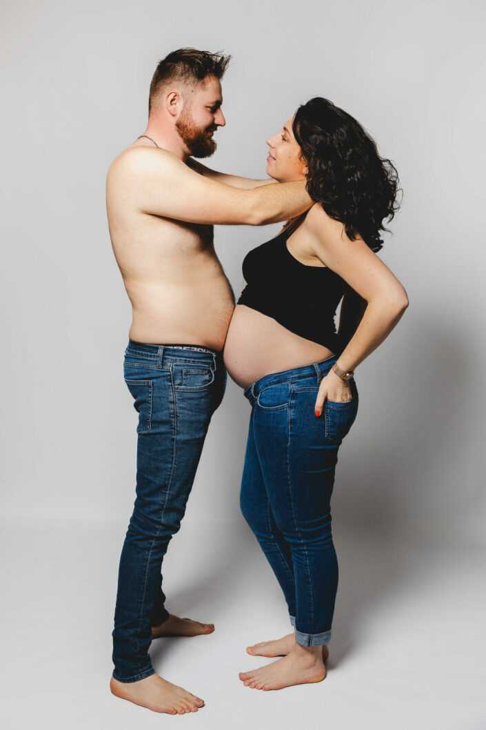 Photographe maternité grossesse - photos futures mamans et futurs parents - Haute-Savoie - Annecy - Minzier - Genève - photos en studio à Minzier près de Frangy - Val des usses - Viry - Valleiry - Lac Léman - Thonon les bains - Evian les bains - Photographe de Haute-Savoie, Annecy