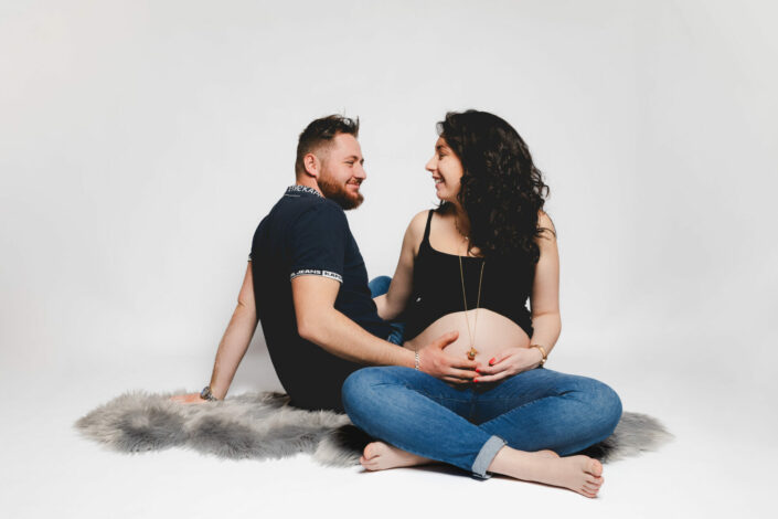 Photographe de grossesse et de naissance maternité - Haute-Savoie - Annecy - Minzier - Genève - photos en studio à Minzier près de Frangy - Val des usses - Viry - Valleiry - Lac Léman - Thonon les bains - Evian les bains - Photographe de Haute-Savoie, Annecy