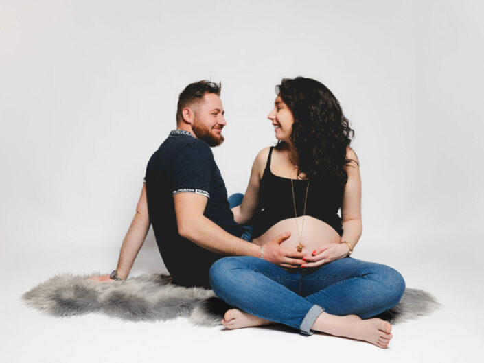 Photographe maternité grossesse - photos futures mamans et futurs parents - Haute-Savoie - Annecy - Minzier - Genève - photos en studio à Minzier près de Frangy - Val des usses - Viry - Valleiry - Lac Léman - Thonon les bains - Evian les bains - Photographe de Haute-Savoie, Annecy