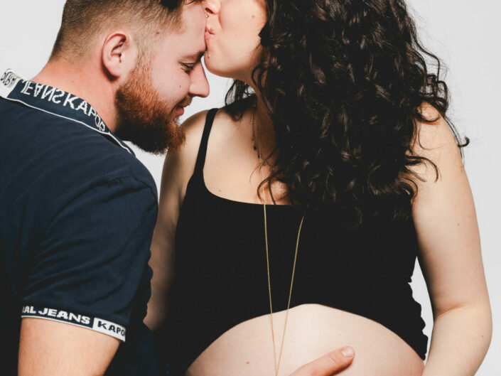 Photographe maternité grossesse - photos futures mamans et futurs parents - Haute-Savoie - Annecy - Minzier - Genève - photos en studio à Minzier près de Frangy - Val des usses - Viry - Valleiry - Lac Léman - Thonon les bains - Evian les bains - Photographe de Haute-Savoie, Annecy