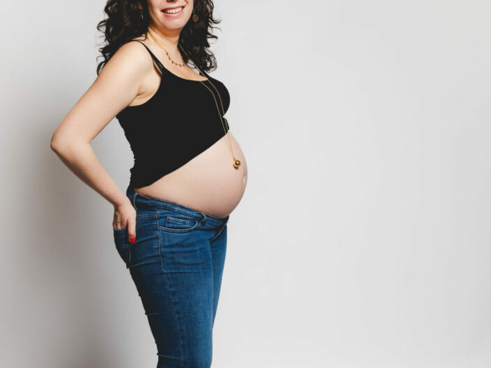 Photographe maternité grossesse - photos futures mamans et futurs parents - Haute-Savoie - Annecy - Minzier - Genève - photos en studio à Minzier près de Frangy - Val des usses - Viry - Valleiry - Lac Léman - Thonon les bains - Evian les bains - Photographe de Haute-Savoie, Annecy