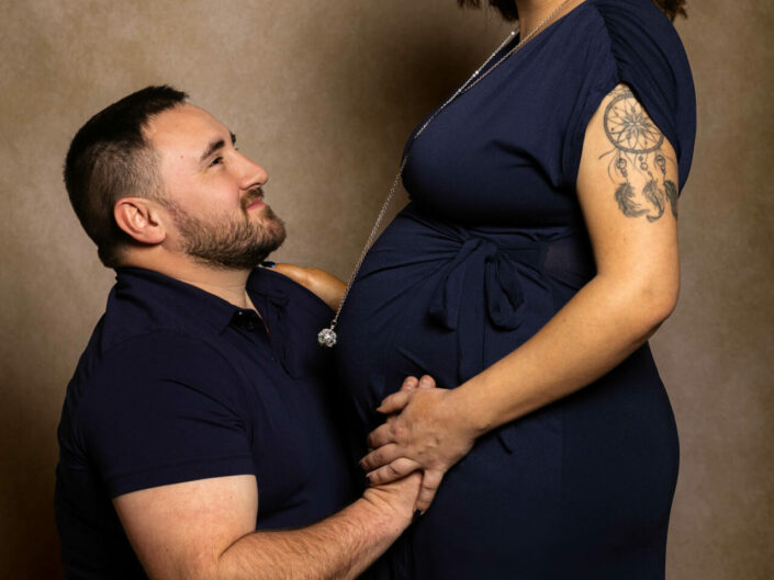 Photographe maternité grossesse et naissance et allaitement bébé - Haute-Savoie - Annecy - Minzier - Genève - photos en studio à Minzier près de Frangy - Val des usses - Viry - Valleiry - Lac Léman - Thonon les bains - Evian les bains - Photographe de Haute-Savoie, Annecy