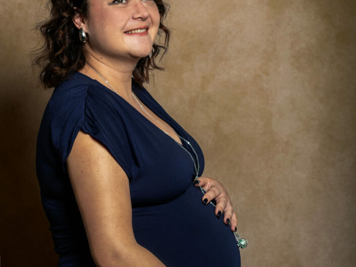 Photographe maternité grossesse et naissance et allaitement bébé - Haute-Savoie - Annecy - Minzier - Genève - photos en studio à Minzier près de Frangy - Val des usses - Viry - Valleiry - Lac Léman - Thonon les bains - Evian les bains - Photographe de Haute-Savoie, Annecy
