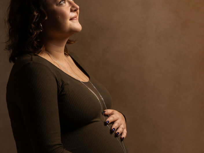 Photographe maternité grossesse et naissance et allaitement bébé - Haute-Savoie - Annecy - Minzier - Genève - photos en studio à Minzier près de Frangy - Val des usses - Viry - Valleiry - Lac Léman - Thonon les bains - Evian les bains - Photographe de Haute-Savoie, Annecy
