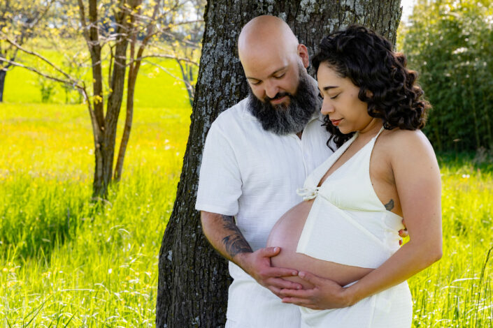 Photographe maternité grossesse - photos futures mamans et futurs parents - Haute-Savoie - Annecy - Minzier - Genève - photos en studio à Minzier près de Frangy - Val des usses - Viry - Valleiry - Lac Léman - Thonon les bains - Evian les bains - Photographe de Haute-Savoie, Annecy Photos de grossesse en extérieur à Minzier - Annecy - Genève - Photographe de Haute-Savoie - Photographe Annecy