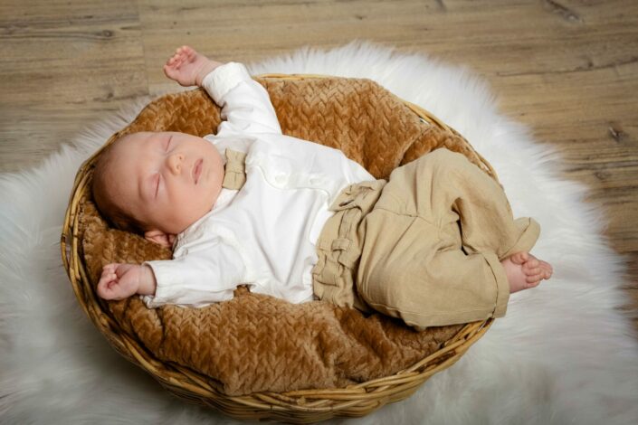 Photographe maternité naissance et allaitement bébé - Haute-Savoie - Annecy - Minzier - Genève - photos en studio à Minzier près de Frangy - Val des usses - Viry - Valleiry - Lac Léman - Thonon les bains - Evian les bains - Photographe de Haute-Savoie, Annecy
