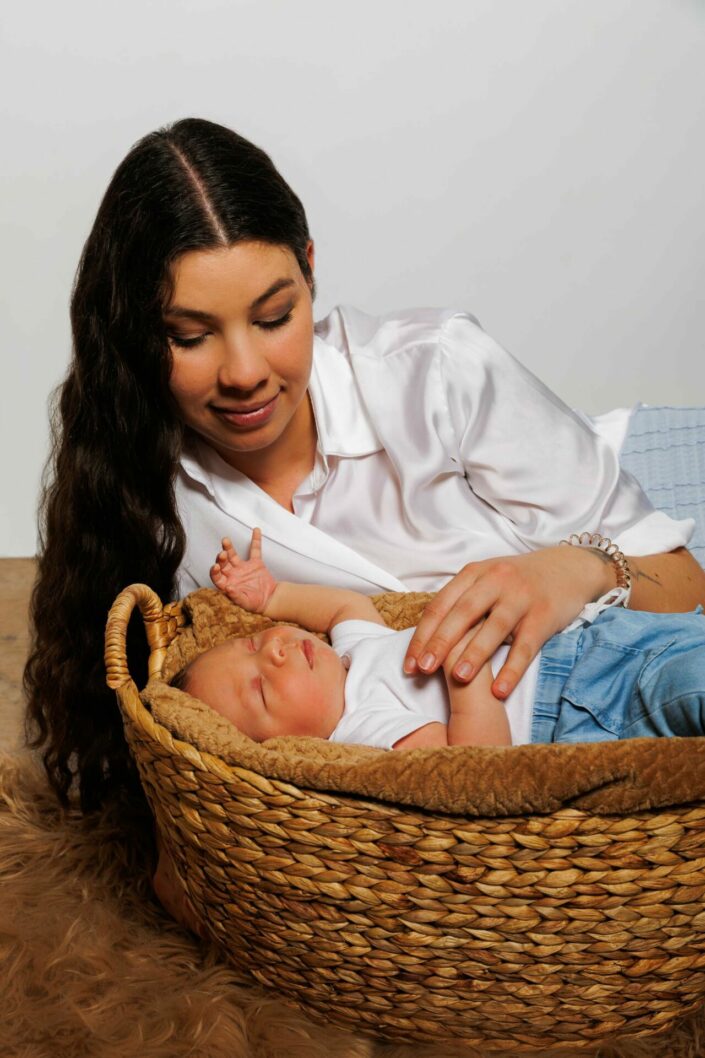 Photographe maternité naissance et allaitement bébé - Haute-Savoie - Annecy - Minzier - Genève - photos en studio à Minzier près de Frangy - Val des usses - Viry - Valleiry - Lac Léman - Thonon les bains - Evian les bains - Photographe de Haute-Savoie, Annecy