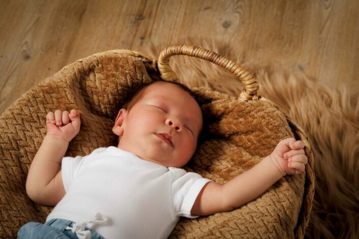 Photographe maternité naissance et allaitement bébé - Haute-Savoie - Annecy - Minzier - Genève - photos en studio à Minzier près de Frangy - Val des usses - Viry - Valleiry - Lac Léman - Thonon les bains - Evian les bains - Photographe de Haute-Savoie, Annecy