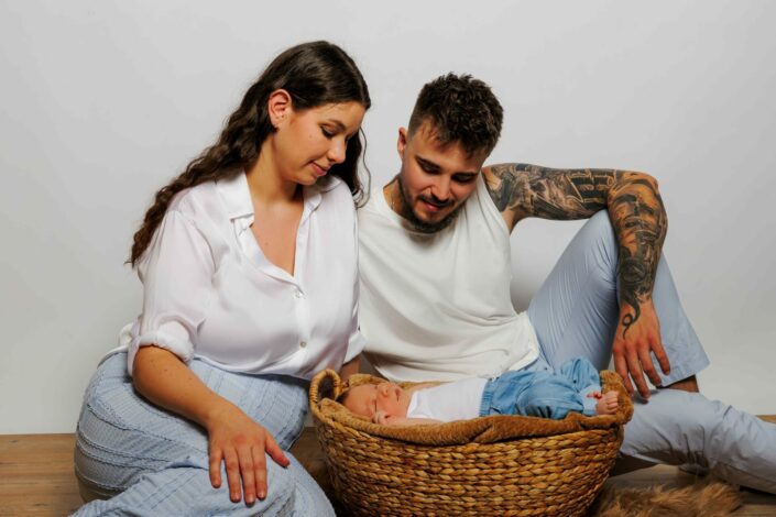 Photographe maternité naissance et allaitement bébé - Haute-Savoie - Annecy - Minzier - Genève - photos en studio à Minzier près de Frangy - Val des usses - Viry - Valleiry - Lac Léman - Thonon les bains - Evian les bains - Photographe de Haute-Savoie, Annecy