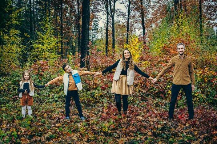 Photographe de portrait en studio à Minzier en Haute-Savoie 74 - photo de mode portrait enfant - Photos Solo - Photo ados et enfants et jeunes Haute-Savoie - Annecy - Minzier - Genève - photos en studio à Minzier près de Frangy - Val des usses - Viry - Valleiry - Lac Léman - Thonon les bains - Evian les bains - Photographe de Haute-Savoie, Annecy Photographe de portraits en Haute-Savoie Photographe portrait Annecy Photographe professionnel près de Genève Séance portrait Haute-Savoie Photographe fine art Photos "fine art", "authentique", "émotion" - Photographe de famille en Haute-savoie Annecy Genève Photo de famille en foret sur le thème de l'automne - foret de minzier haute savoie