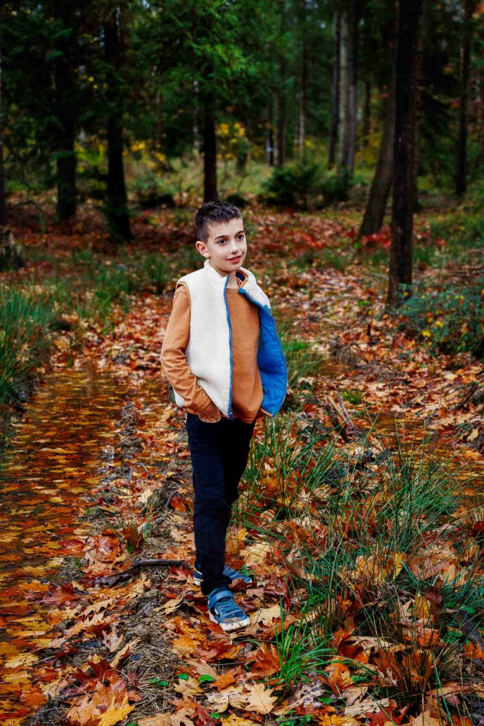 Photographe de portrait en studio à Minzier en Haute-Savoie 74 - photo de mode portrait enfant - Photos Solo - Photo ados et enfants et jeunes Haute-Savoie - Annecy - Minzier - Genève - photos en studio à Minzier près de Frangy - Val des usses - Viry - Valleiry - Lac Léman - Thonon les bains - Evian les bains - Photographe de Haute-Savoie, Annecy Photographe de portraits en Haute-Savoie Photographe portrait Annecy Photographe professionnel près de Genève Séance portrait Haute-Savoie Photographe fine art Photos "fine art", "authentique", "émotion" - Photographe de famille en Haute-savoie Annecy Genève Photo de famille en foret sur le thème de l'automne - foret de minzier haute savoie