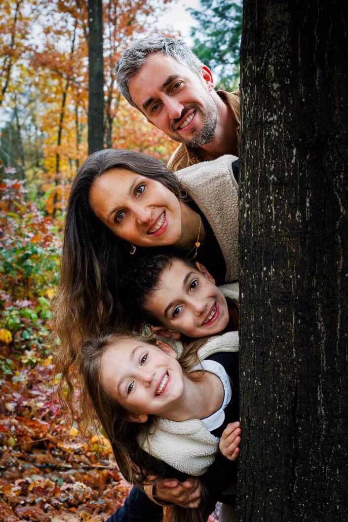 Photographe de portrait en studio à Minzier en Haute-Savoie 74 - photo de mode portrait enfant - Photos Solo - Photo ados et enfants et jeunes Haute-Savoie - Annecy - Minzier - Genève - photos en studio à Minzier près de Frangy - Val des usses - Viry - Valleiry - Lac Léman - Thonon les bains - Evian les bains - Photographe de Haute-Savoie, Annecy Photographe de portraits en Haute-Savoie Photographe portrait Annecy Photographe professionnel près de Genève Séance portrait Haute-Savoie Photographe fine art Photos "fine art", "authentique", "émotion" - Photographe de famille en Haute-savoie Annecy Genève Photo de famille en foret sur le thème de l'automne - foret de minzier haute savoie